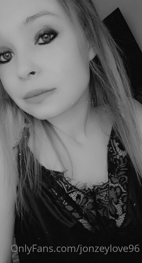 jonzeylove96 アダルトモデル 写真