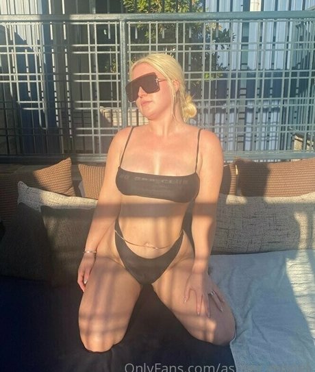 Ashley Monet XXXモデル 画像