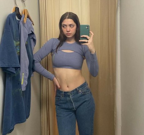 Lizzy McAlpine ヌード女優 写真