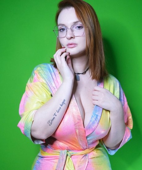 Hilary Ilariaa HDスター 画像