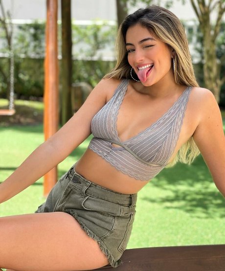 Julia Puzzuoli アートスター 写真