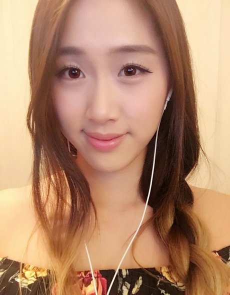 Yougelly かわいいポルノスター 写真