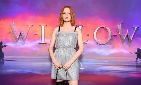 Ellie Bamber ポルノスター 高品質 写真
