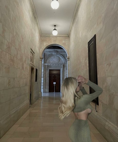 Anais Laliberte アート女優 写真