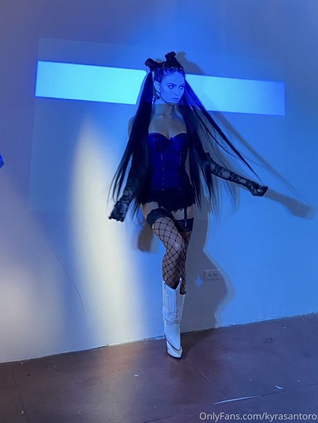 Kyra Santoro スター xxx 写真
