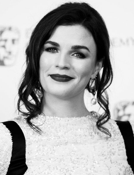 Aisling Bea トップポルノスター 画像