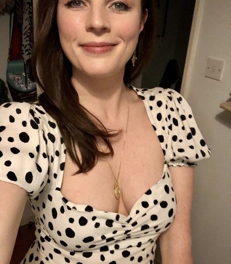 Aisling Bea アダルトモデル 写真
