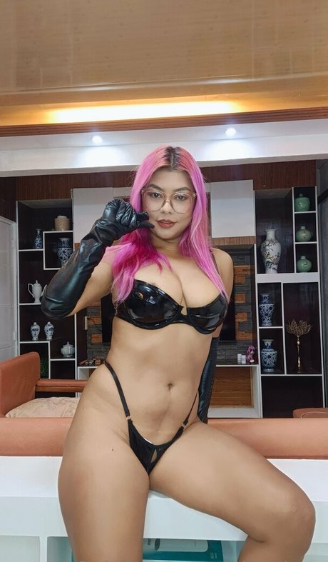 pink lucy 美しいモデル 写真