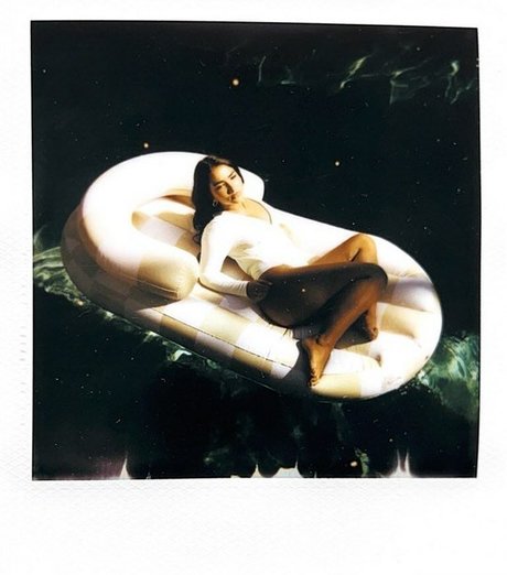 Sienna Mae Gomez アートモデル 写真