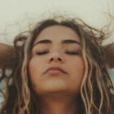Sienna Mae Gomez ホットスター 画像