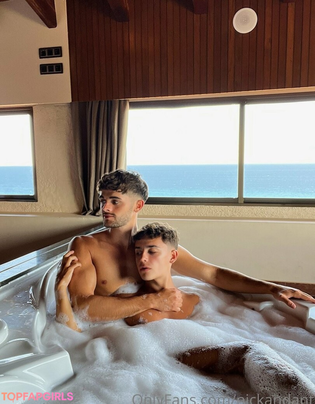 ぽっちゃりお尻オンリーファンズ 無料セックス 写真