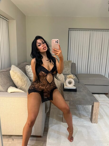 Hollyydollyy 独占スター 写真
