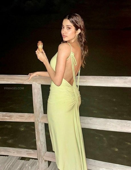 Janhvi Kapoor エロティックなポルノスター 写真