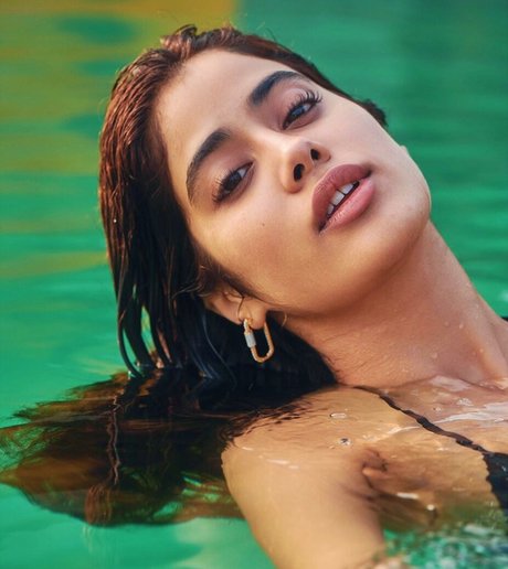 Janhvi Kapoor エロティックモデル ギャラリー