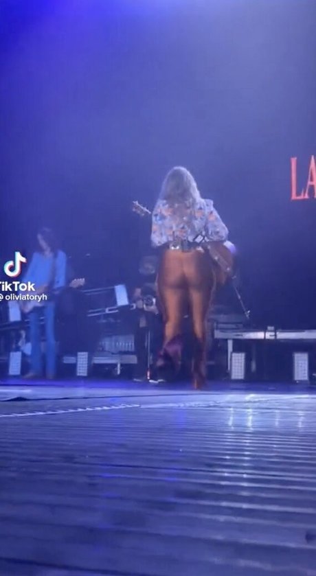 Lainey Wilson ポルノスター ヌード 画像