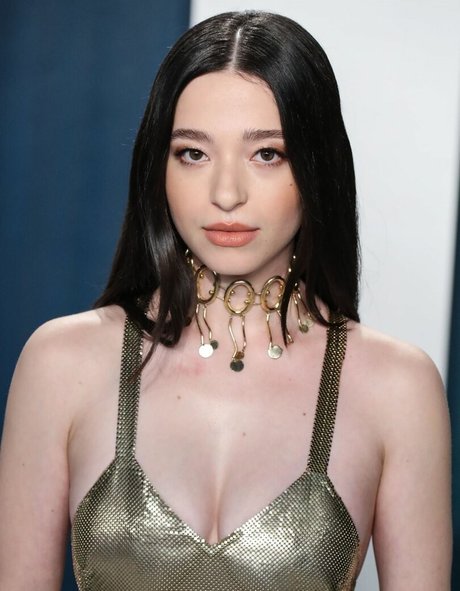 Mikey Madison ヌードモデル 写真