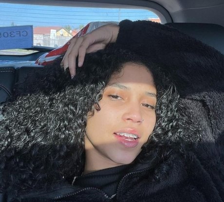 Mickyla Goslett 完璧なモデル 写真