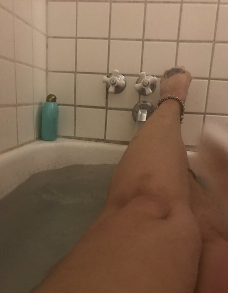 張りのあるおっぱいオンリーファンズ ポルノ 写真