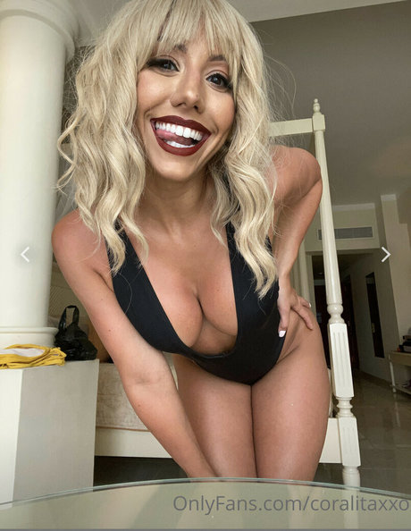 Coralitaxxo 無料女優 写真