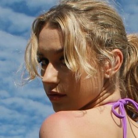 小さいチンポのシーメールOnlyFans アートヌード ギャラリー