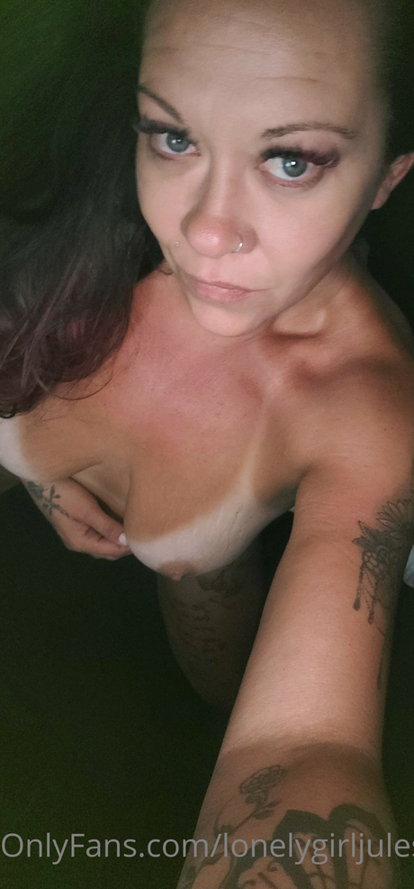 Lonelygirljules アートスター 写真