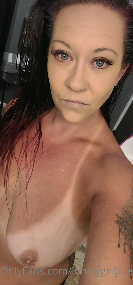 Lonelygirljules 裸モデル 画像