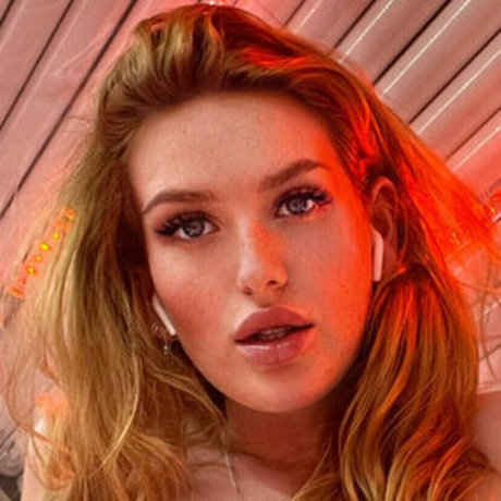 Anniee Charlottee ホットなポルノスター 画像