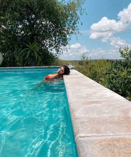 Yuval 裸のポルノスター 写真