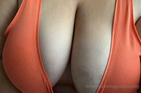 bigandbustytitty ヌードスター ギャラリー