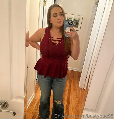 Bustybae95 セクシーなスター 写真