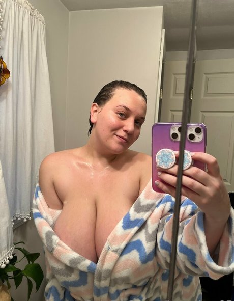 Bustybae95 アダルトモデル 写真