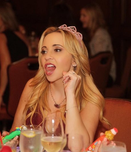 Tara Strong ポルノスター ホット 画像