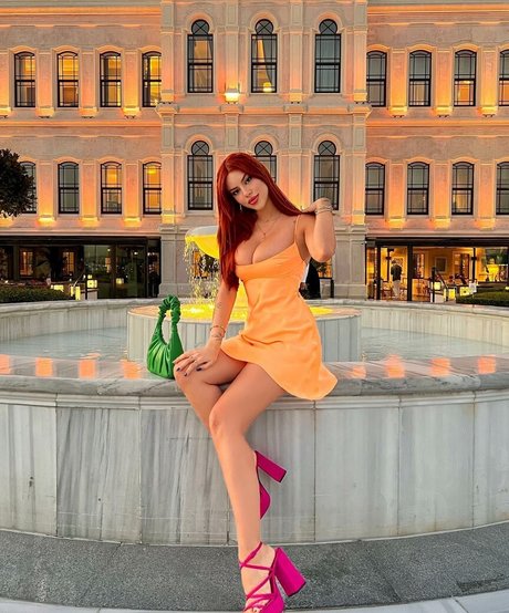 Demet Ozturk 完璧なポルノスター ギャラリー
