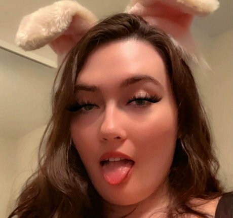 Roxyclover エロティックなモデル 写真