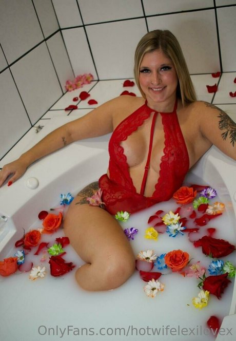 hotwifelexilovex セクシーなスター 画像