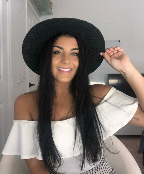Jesy Lee ポルノスター セックス 画像