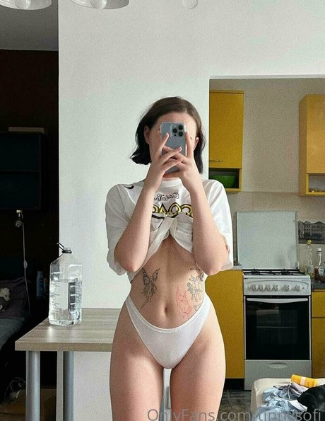 tinnysofi 裸の女優 写真