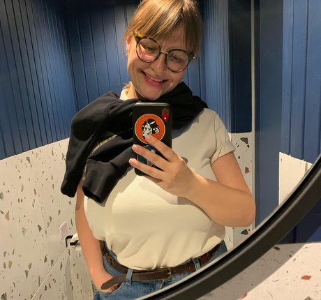 張りのあるおっぱいオンリーファンズ セクシー裸 写真