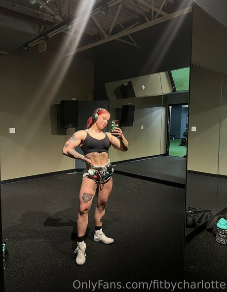 fitbycharlotte 独占スター 写真