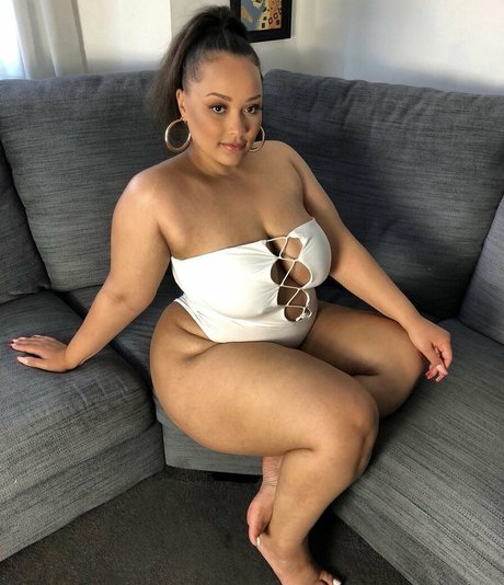 Natalie E Wade ホットスター 画像