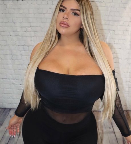 Michelle Mendez ヌードモデル 写真