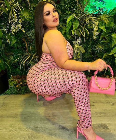 Curvyexoticaa 裸モデル 写真