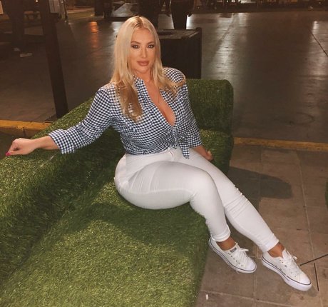 Taya Christian 裸のモデル 写真