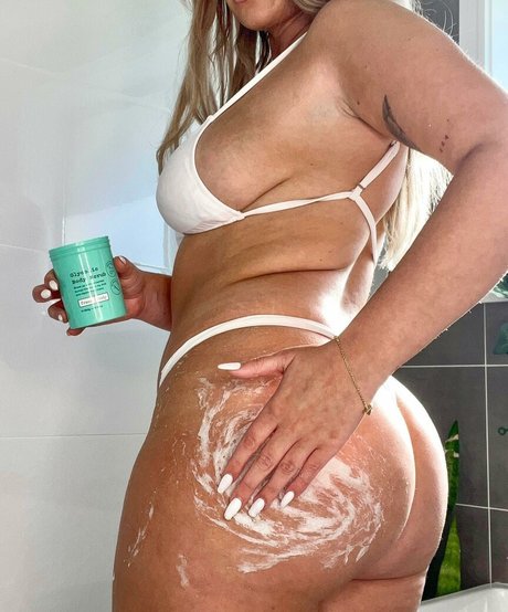 Ariella Nyssa エロティックなモデル 写真