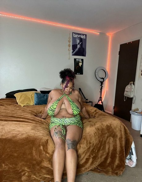 bustyebonyslxt セクシーなスター 写真