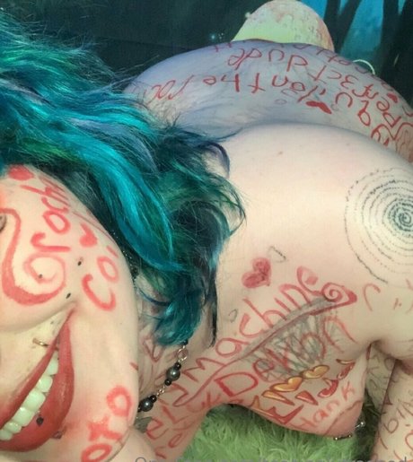 小さいペニスのシーメールOnlyFans ホット裸 写真