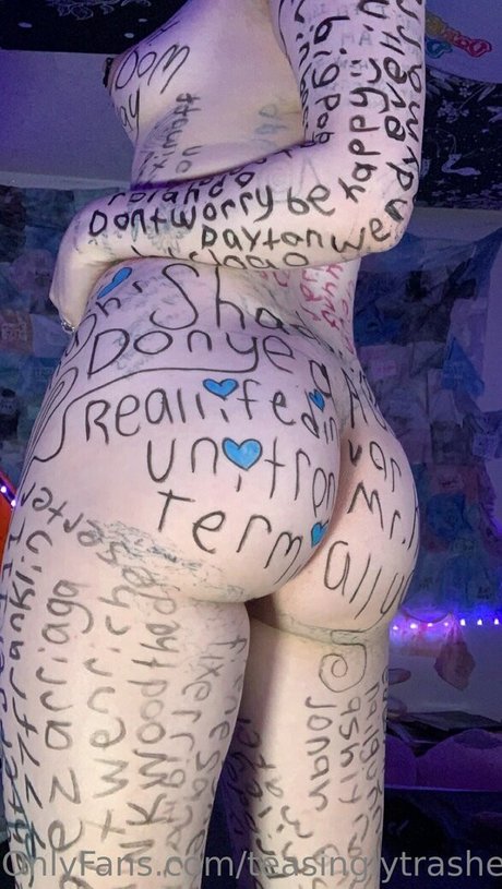 小さいチンポのシーメールOnlyFans セクシー裸 画像