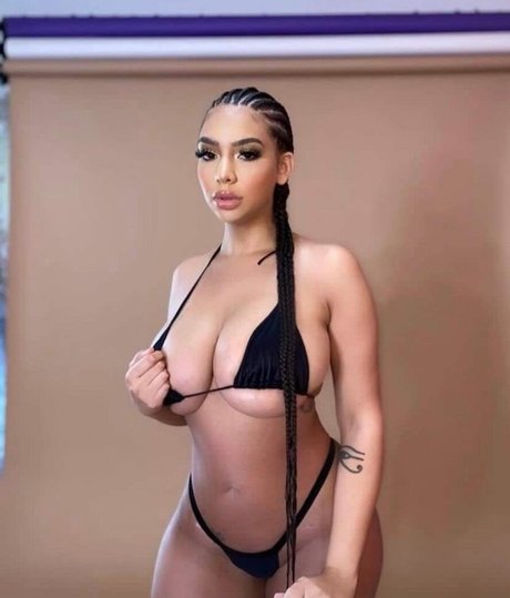 Annamarie Sarai セクシーなポルノスター 写真