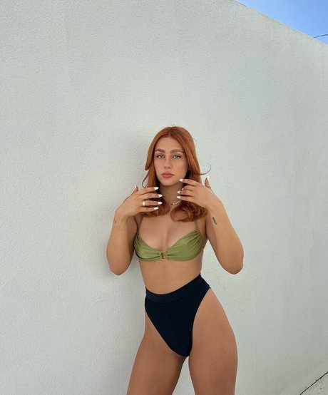 Lara Ledwidge 裸モデル 写真