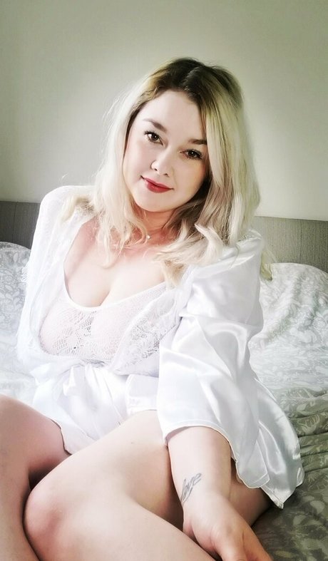 小柄なトゥインクOnlyFans 美しいヌード 写真